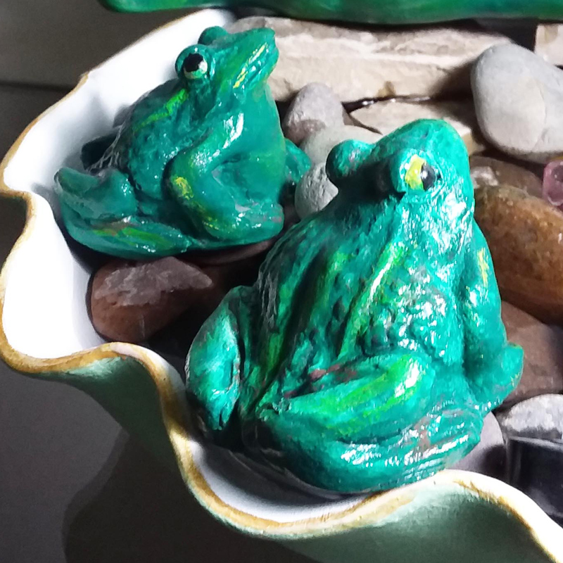 Fuente de Agua Mediana Familia de Sapos