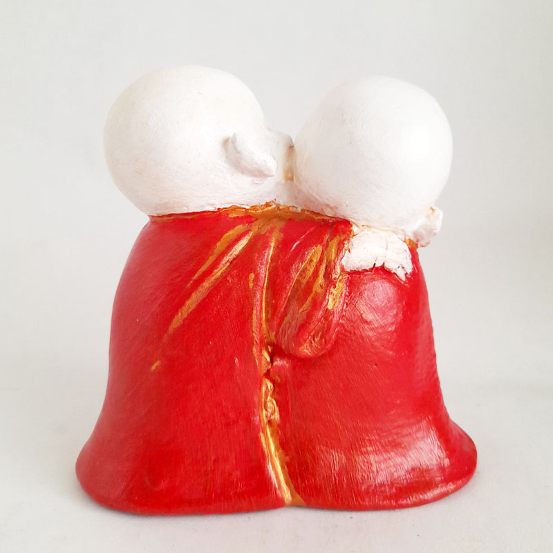 Figura Budas Colección Monjes Bebés - Amistad Manto Rojo