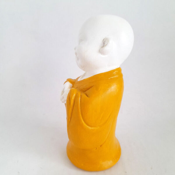 Figura Budita Sabio Colección Monjes Bebés de 16cm Túnica Mostaza