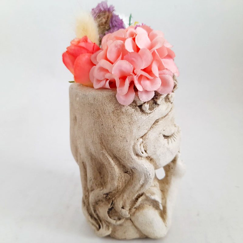 Figura Hada Pensativa con Flores en Tono Rosado