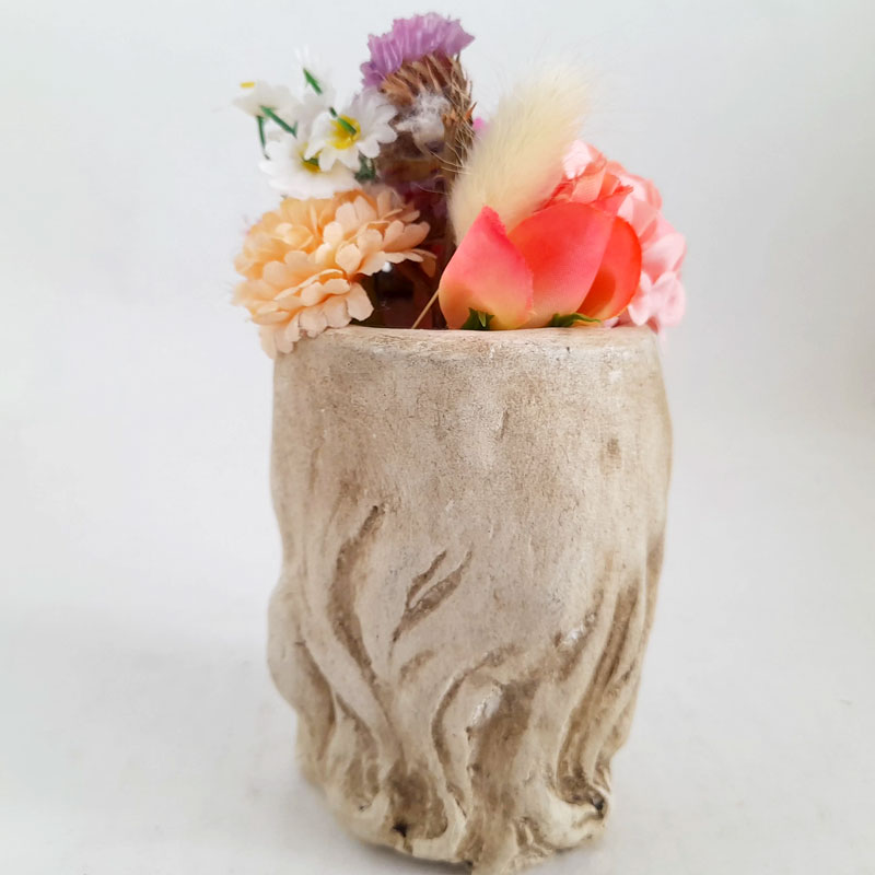 Figura Hada Pensativa con Flores en Tono Rosado