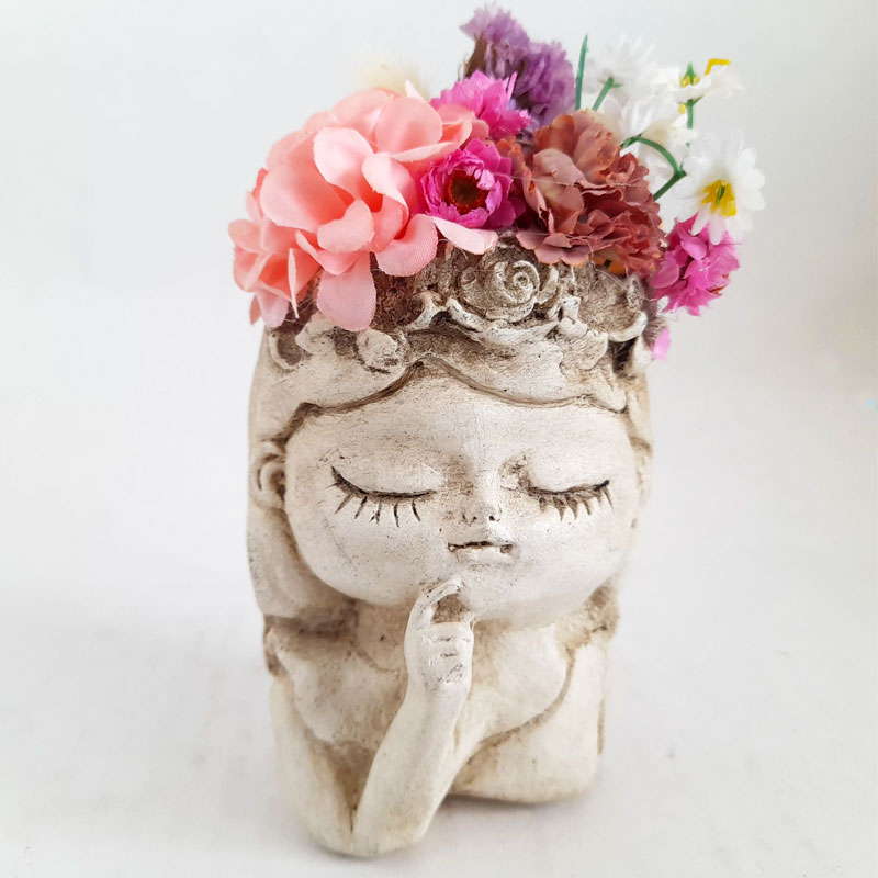 Figura Hada Pensativa con Flores en Tono Rosado