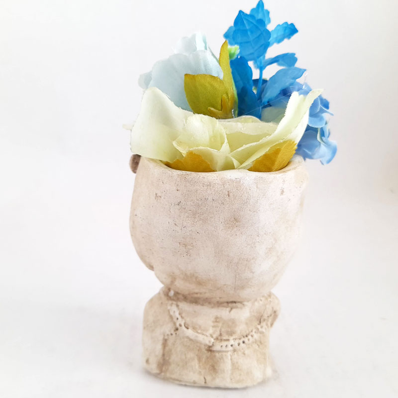 Figura Hada Pensativa con Flores en Tono Azulado
