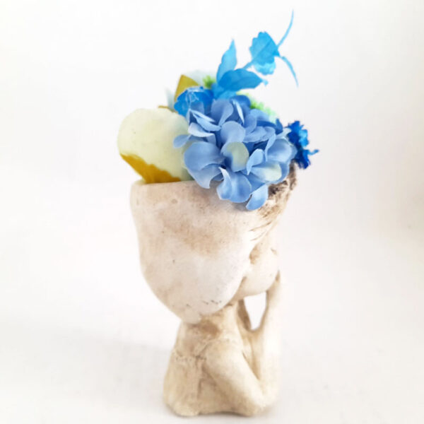 Figura Hada Pensativa con Flores en Tono Azulado