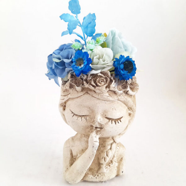 Figura Hada Pensativa con Flores en Tono Azulado
