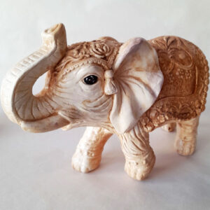 Figura Elefante de la India Grande Añejo con manto oscuro (N°3)