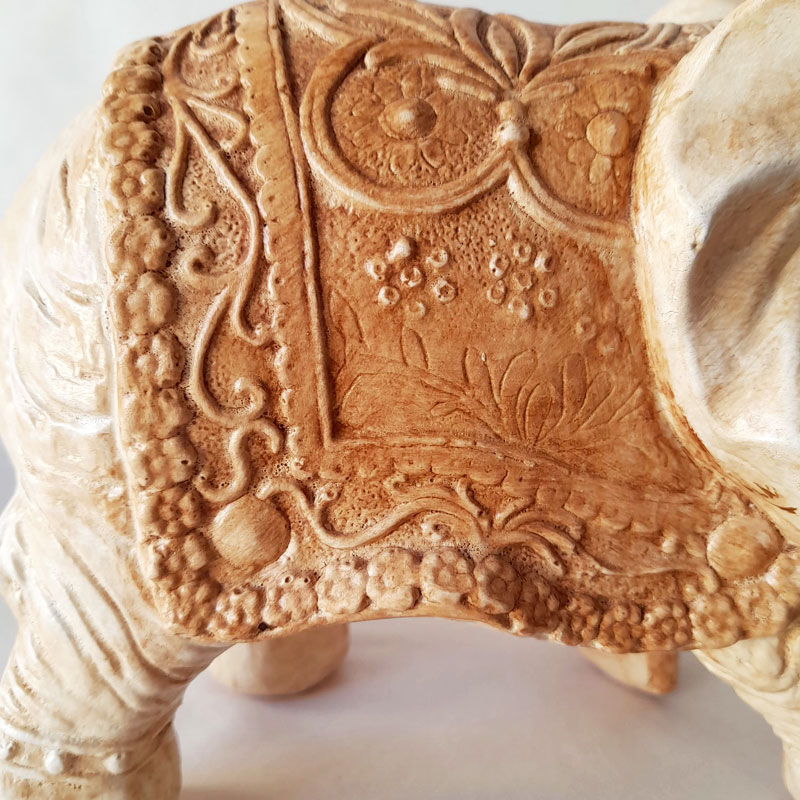 Figura Elefante de la India Grande Añejo con manto oscuro (N°3)
